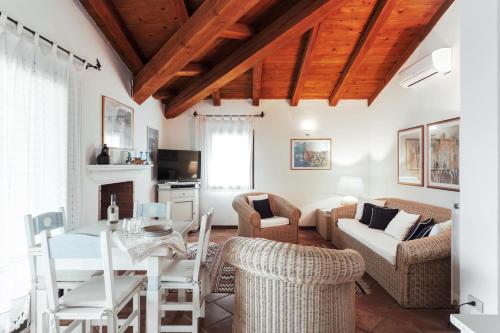 Villa caposchiera a 150m dal mare — 4-Star Luxury Hotel in Golfo Aranci, Italy