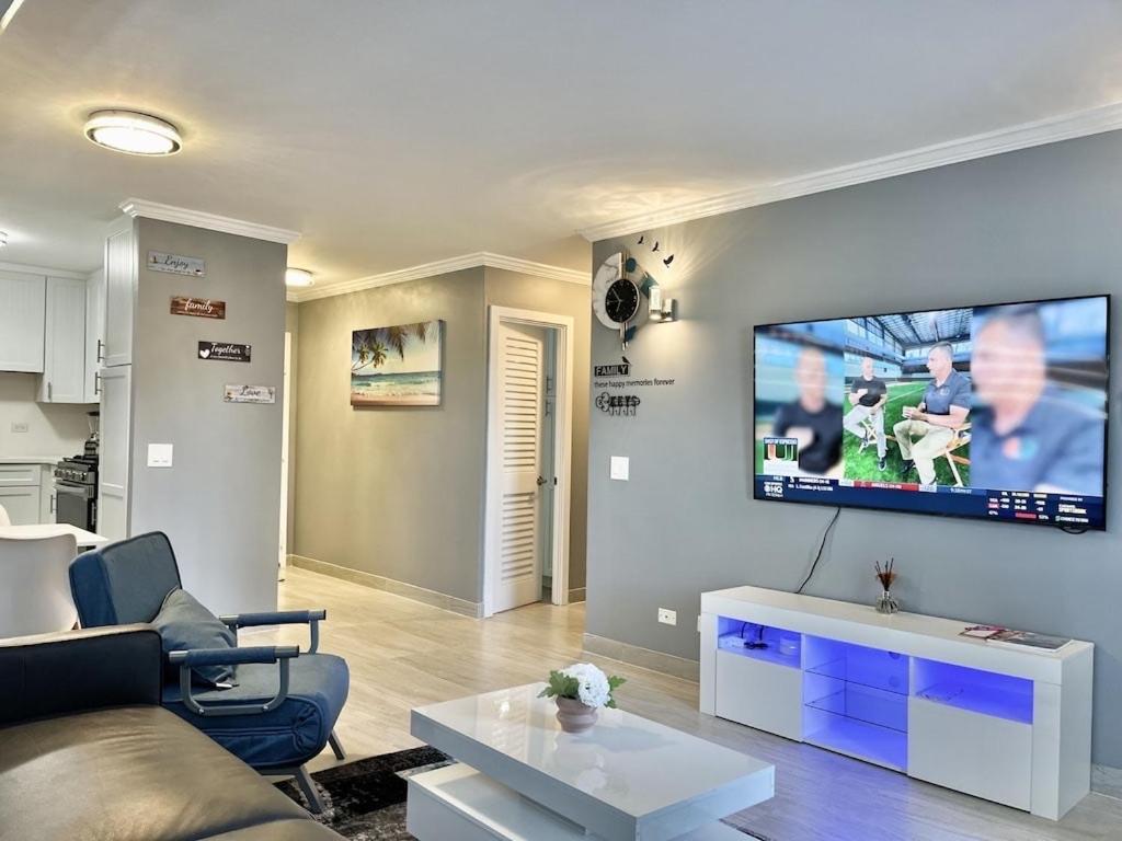 Waikiki Condo 2 Bedrooms 2 Bathrooms with 1 free parking space — 4-Star Luxury Hotel in Honolulu, United States