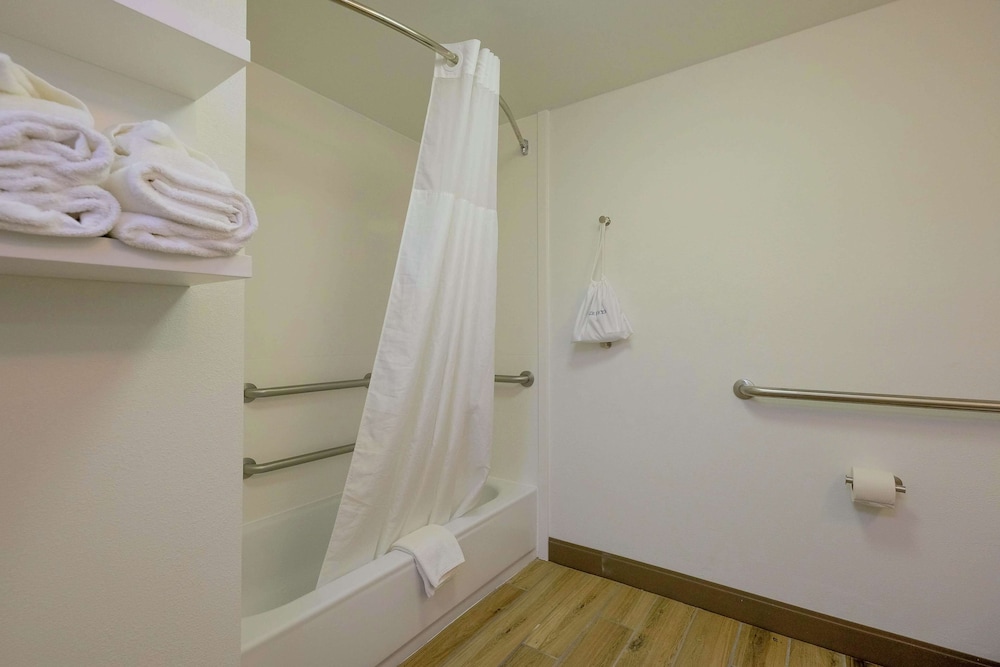 Hampton Inn Edenton - photo 49