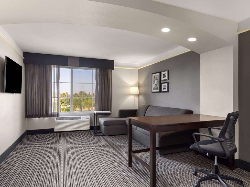 La Quinta Inn & Suites by Wyndham Santa Clarita Valencia - photo 11