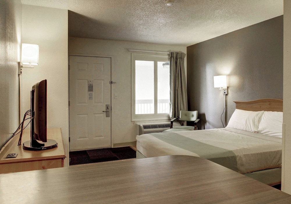 Econo Lodge Murray - photo 11