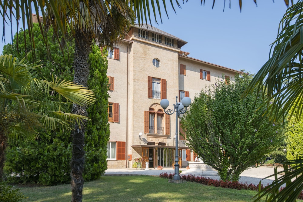 Villa Quiete — 4-Star Luxury Hotel in Montecassiano, Italy