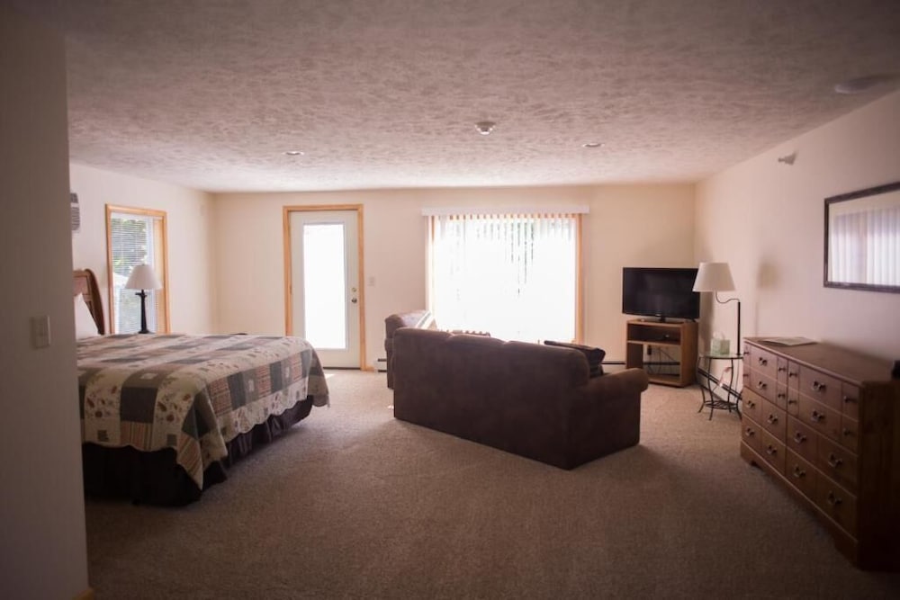 M 22 Inn Suttons Bay - photo 20