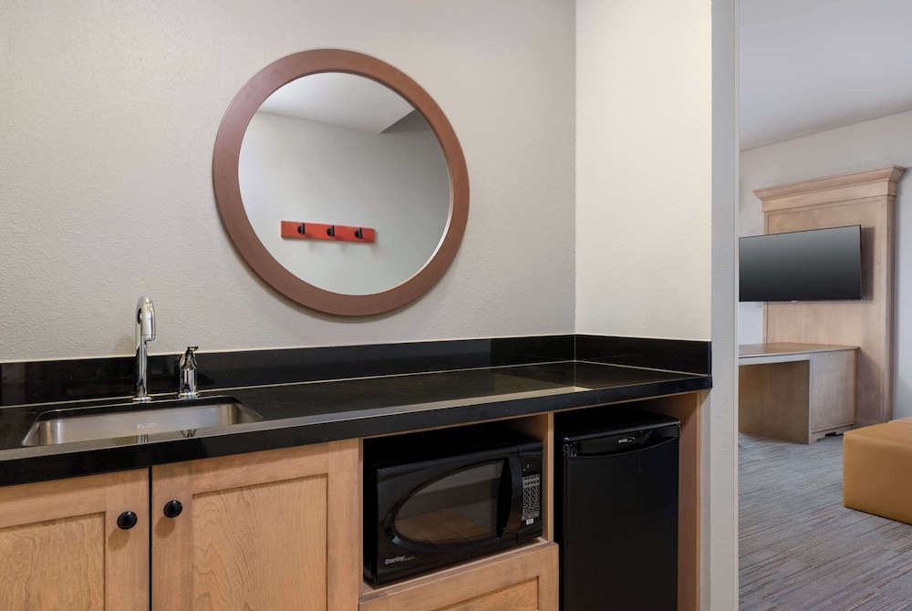 Hampton Inn & Suites Dodge City - photo 25