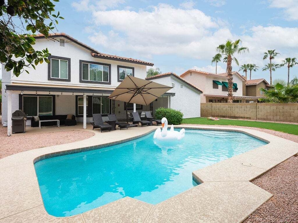 Sereno Sparkling Pool Near Scottsdale Quarter — Phoenix