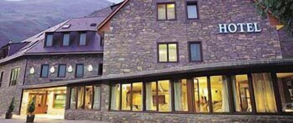 Hotel y Apartamentos Vilagaros — 4-Star Luxury Hotel in Vielha, Spain