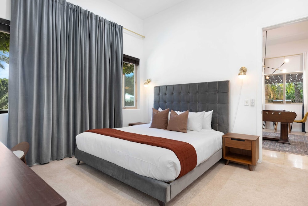 The Date Palm Estate by Avantstay Expansive Estate w Game Room Backyard Oasis w Pool & Spa - photo 31