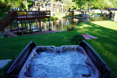 Massive lakefront home with HOT TUB — 4-Star Luxury Hotel in Mabank, United States