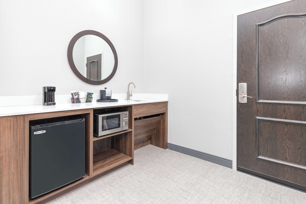 Hampton Inn & Suites Lake Jackson Clute - photo 11