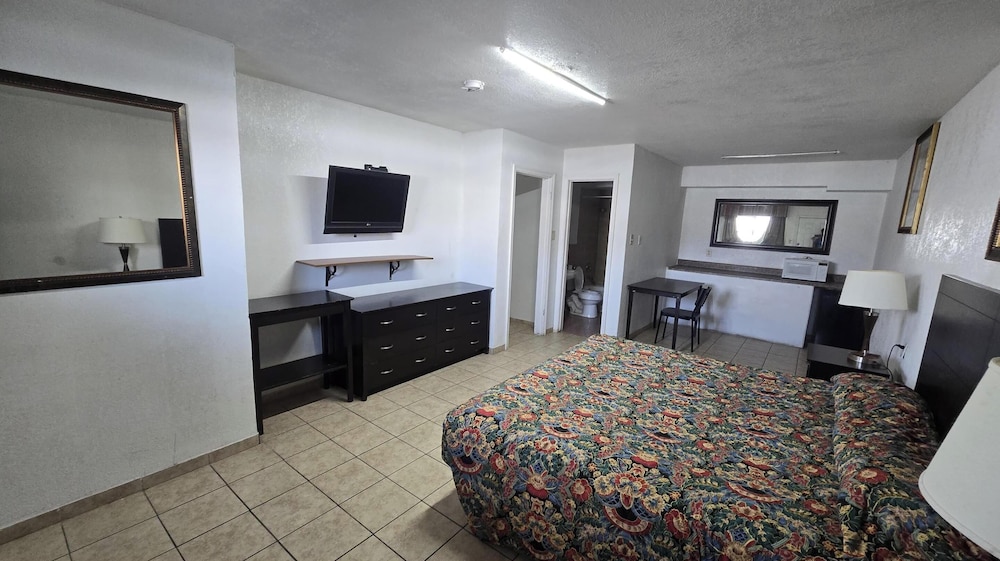 Super 7 Inn By OYO San Antonio NW Medical Center - photo 32