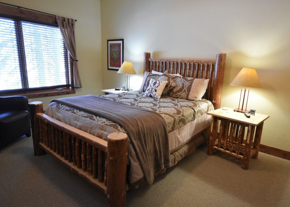 The Pines 3 Bedroom Condo — 4-Star Luxury Hotel in Whitefish, United States