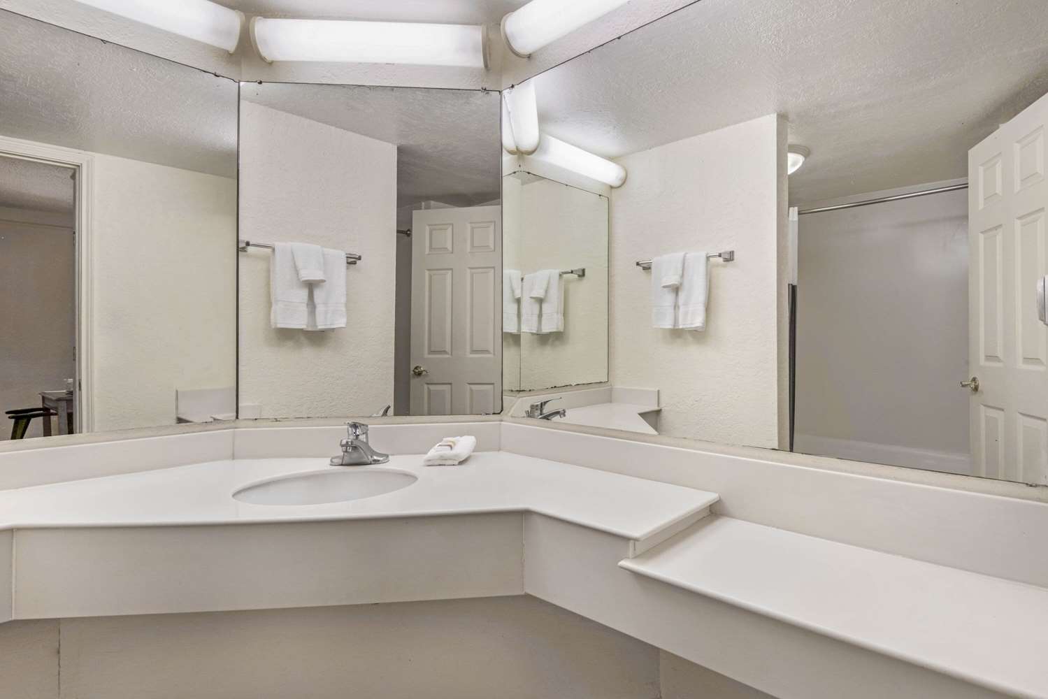 La Quinta Inn by Wyndham San Antonio I 35 N at Rittiman Rd - photo 35