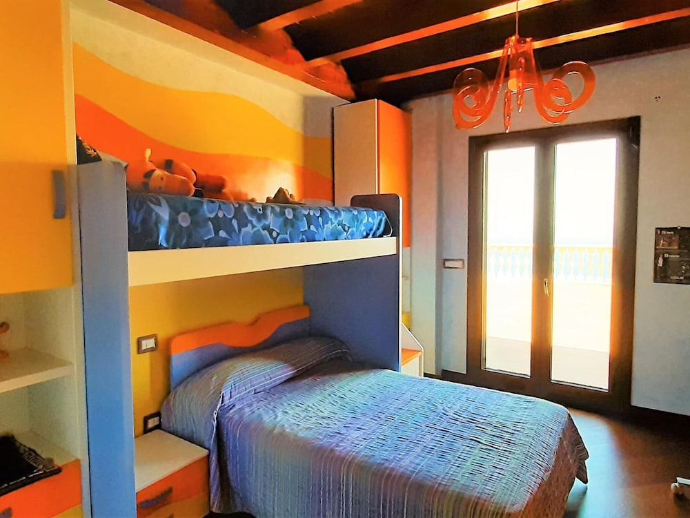 Divine Holiday Home in Giosa Marea with Sauna & Hot Tub — 4-Star Luxury Hotel in Gioiosa Marea, Italy