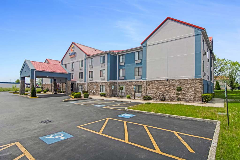 Comfort Suites near I 80 and I 94 in Lansing, United States