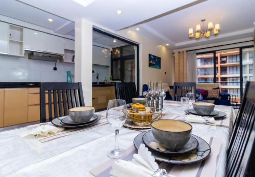 Modern luxe 2 BED Apt with pool & Gym