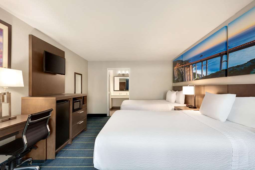 Days Inn & Suites by Wyndham Anaheim At Disneyland Park - photo 14