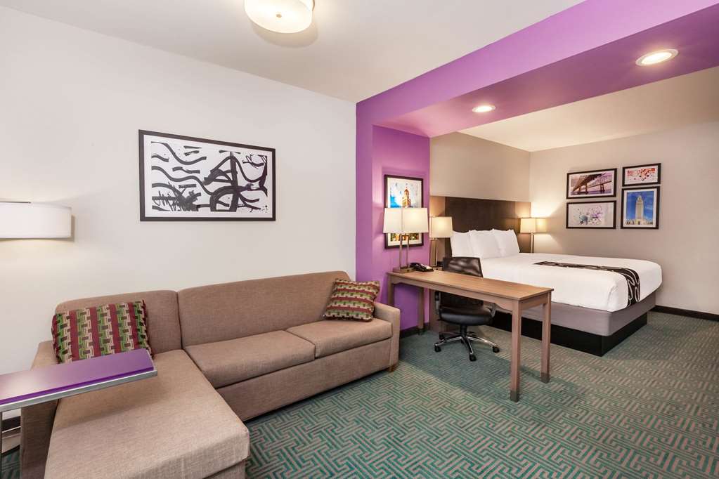 La Quinta Inn & Suites by Wyndham Lafayette Oil Center - photo 20