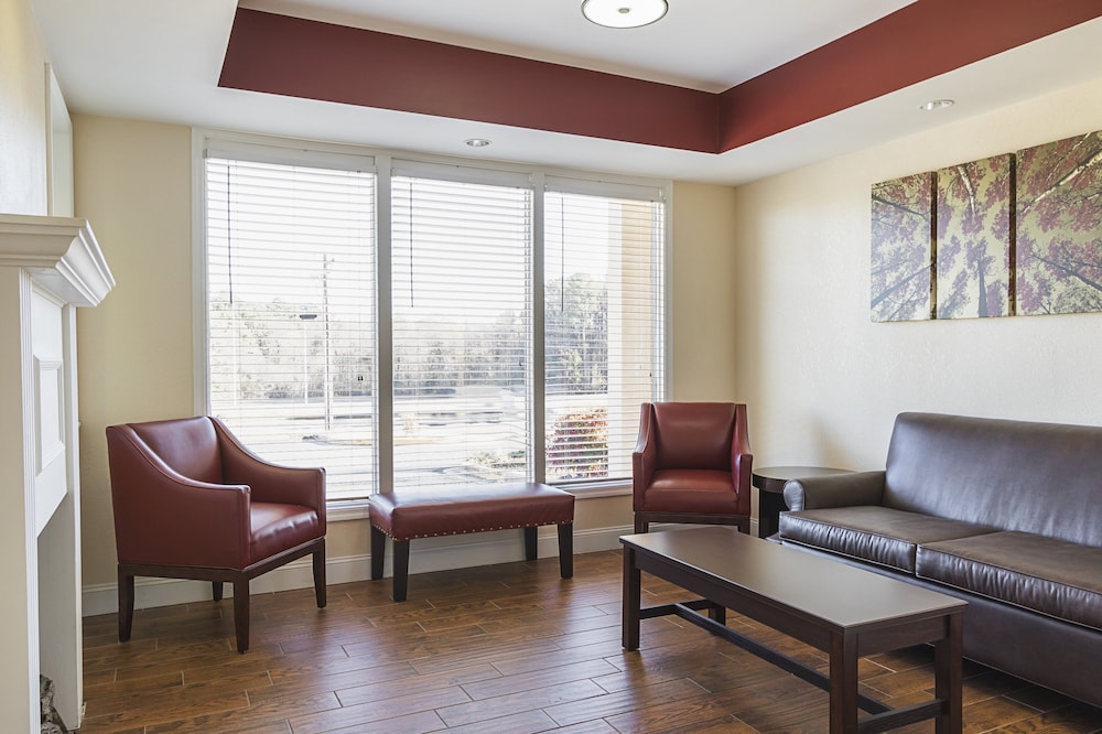 Red Roof Inn & Suites Scottsboro - photo 3