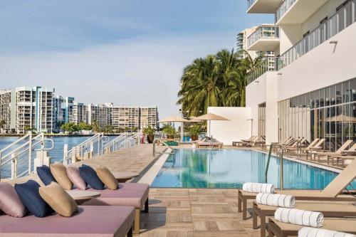 Luxury Condo with Jacuzzi and Amenities — 4-Star Luxury Hotel in Hollywood, United States