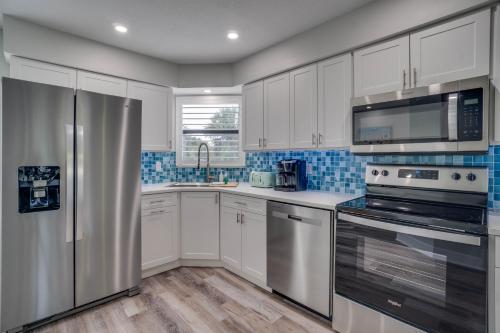 Fully Remodeled Steps to the Beach Amazing Tropical Sunsets — Holmes Beach — photo 5
