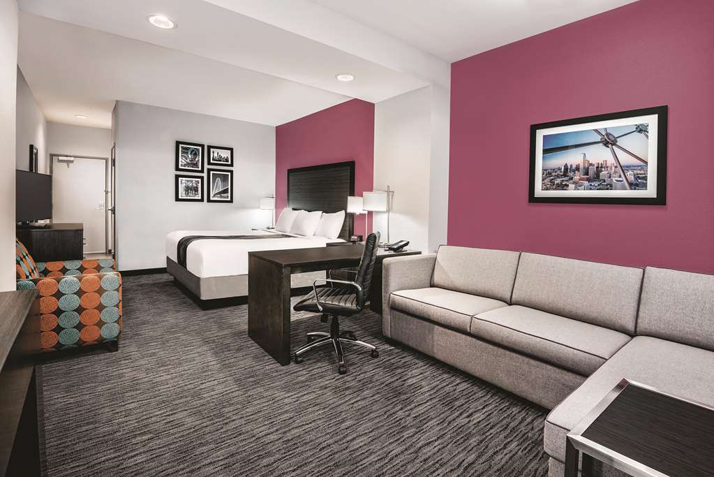 La Quinta Inn & Suites by Wyndham Dallas Grand Prairie North - photo 13