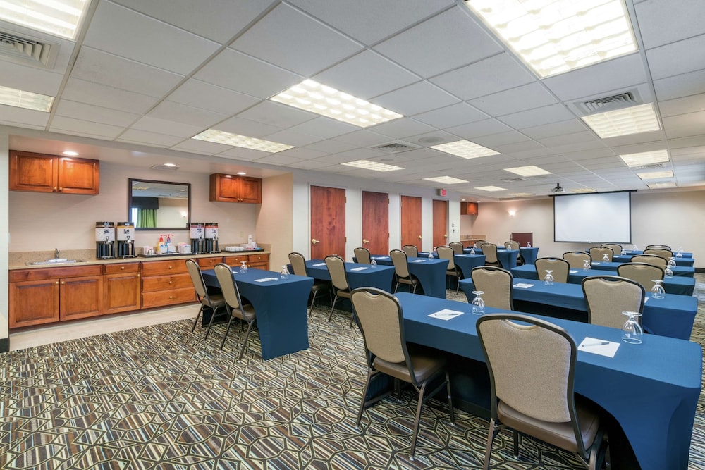 Hampton Inn & Suites Valley Forge Oaks - photo 32