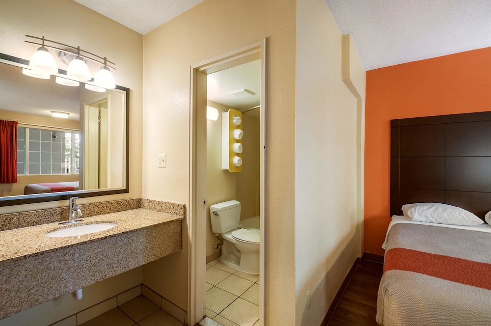 Motel6 Washington DC Convention Center - photo 21