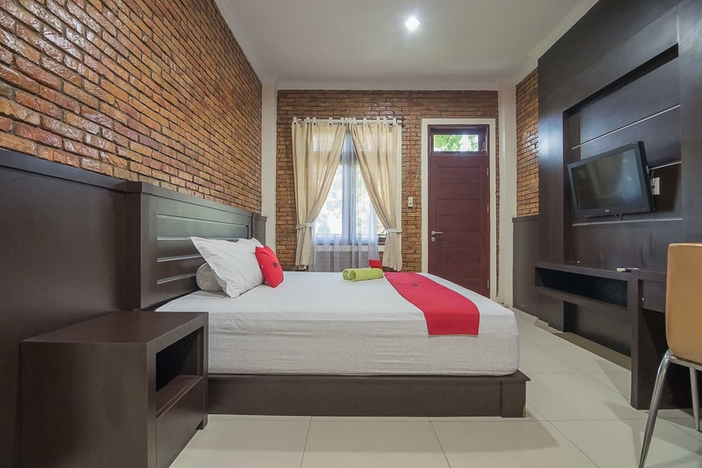 RedDoorz Plus near Cambridge City Square 2 in Medan, Indonesia
