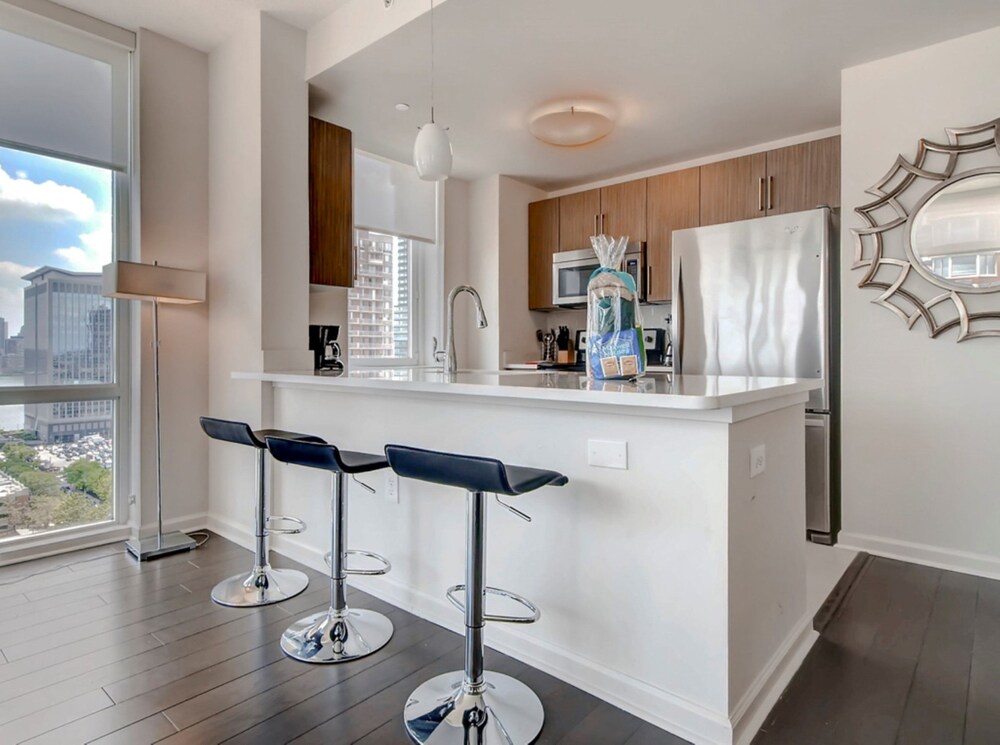 Global Luxury Suites at Newport - photo 12