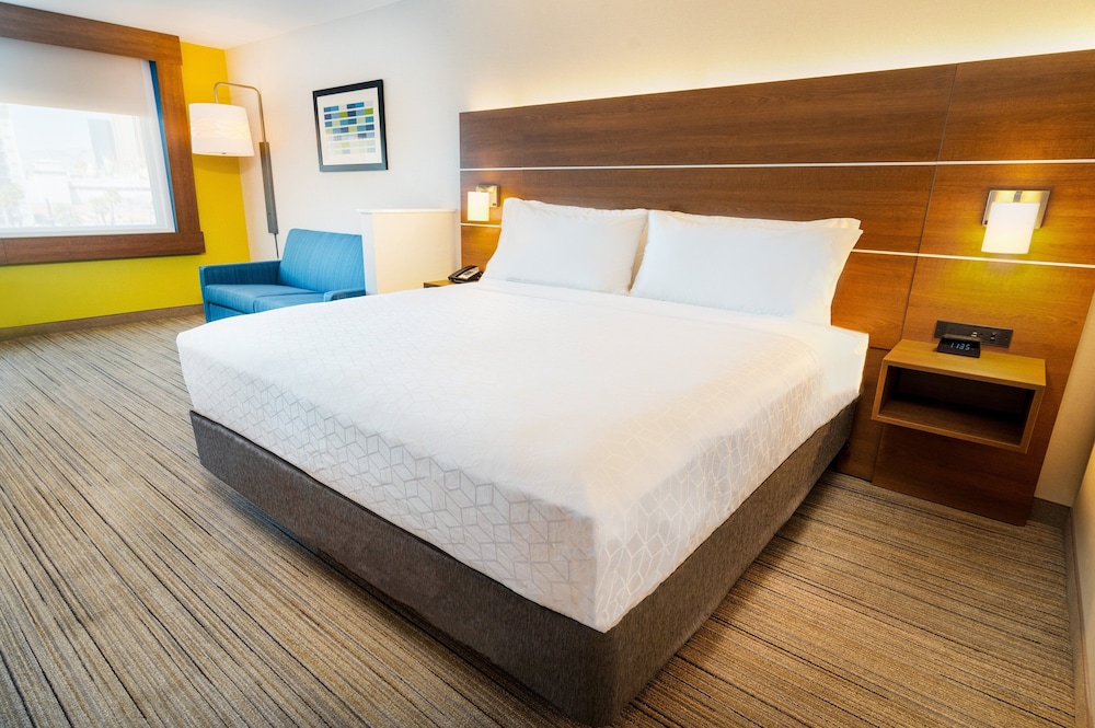 Holiday Inn Express & Suites Las Vegas E Tropicana by IHG - photo 7