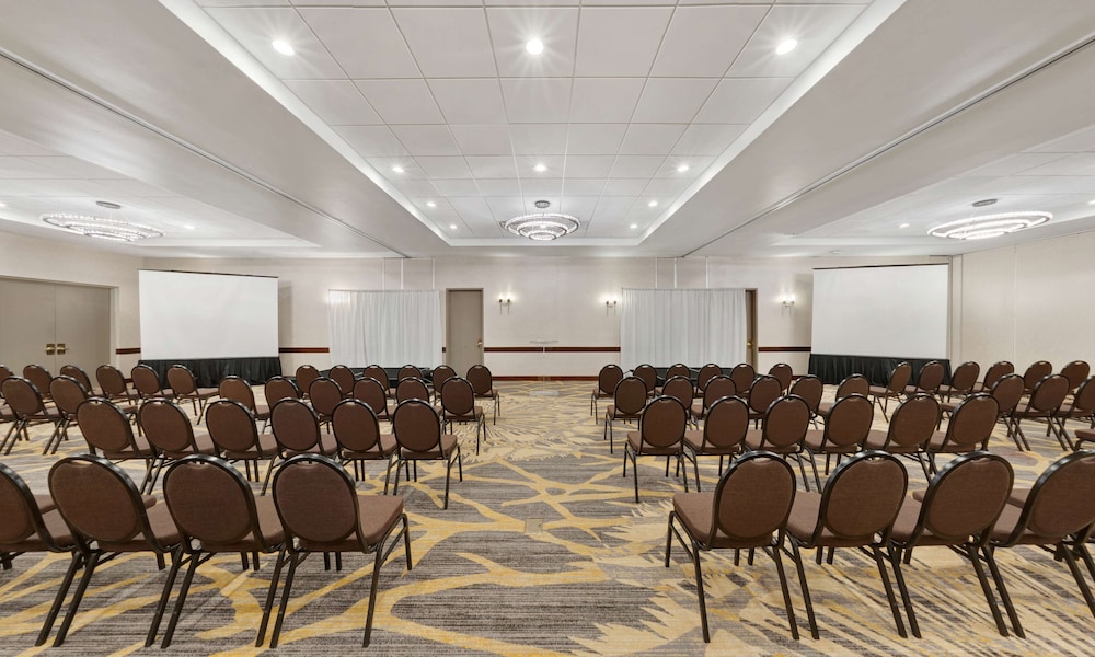 Embassy Suites by Hilton Milwaukee Brookfield - photo 85
