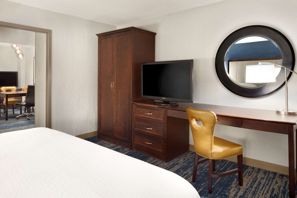 Embassy Suites by Hilton Columbus - photo 13
