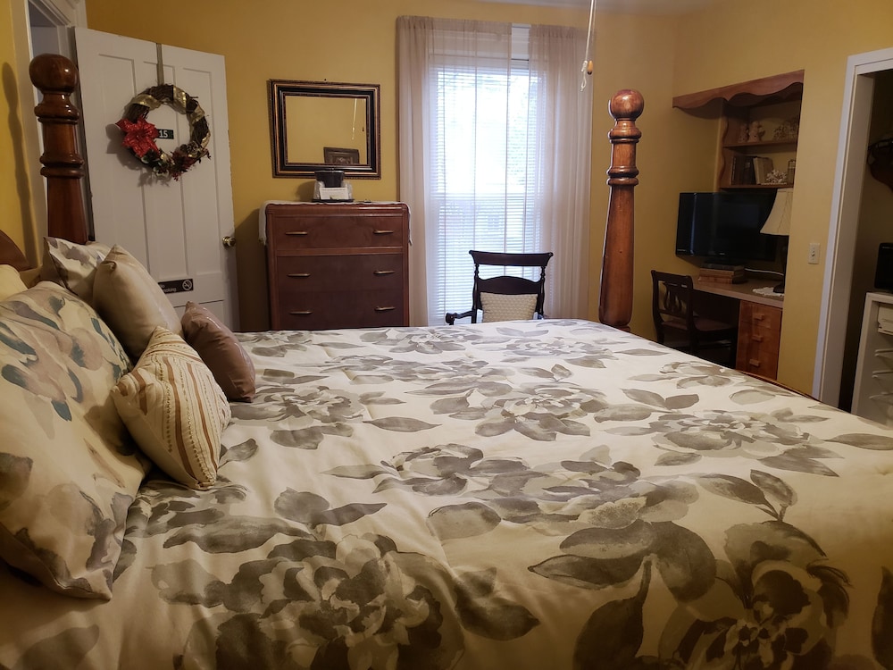 The Colonial Motel - photo 7