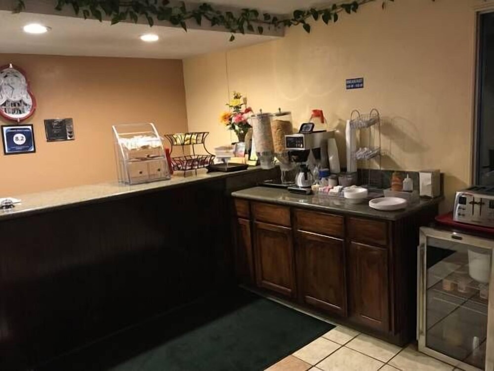 Klamath Motor Lodge - photo 42