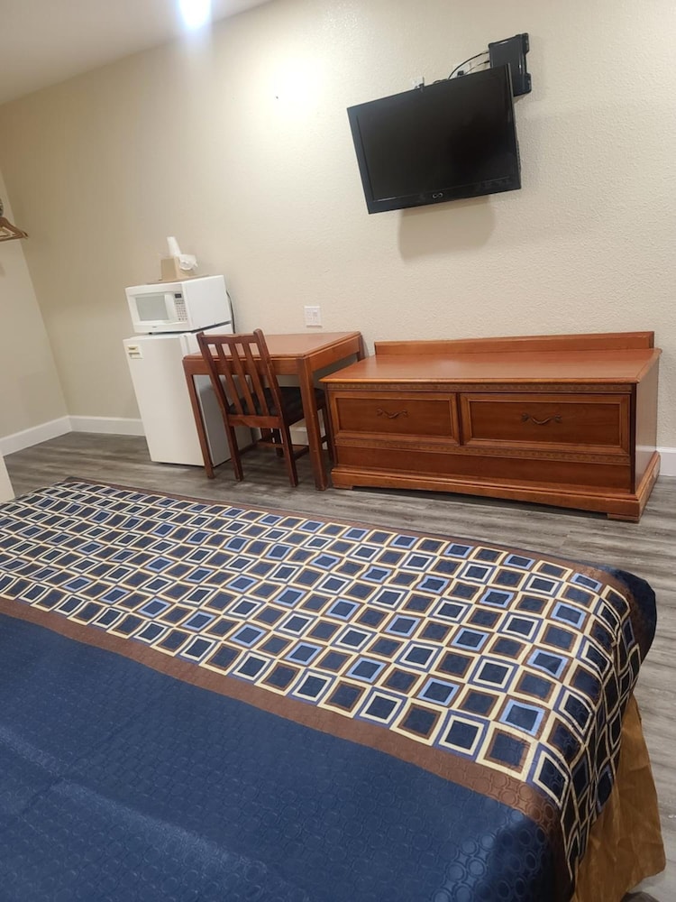 Majestic Inn And Suites - photo 9