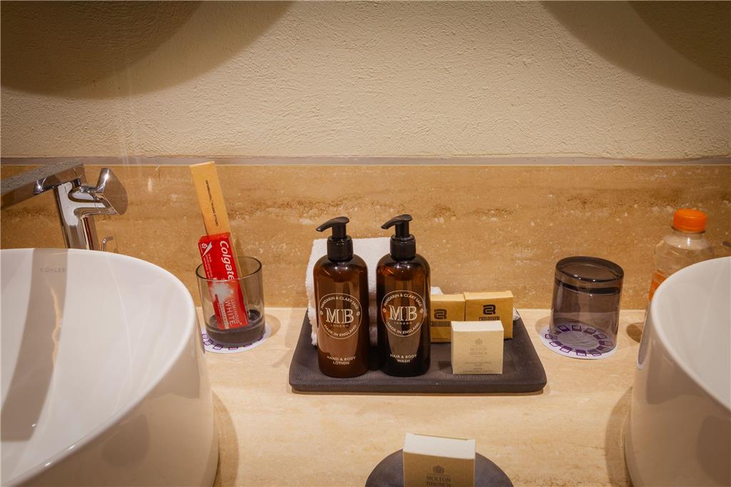Camino Real Club Superior garden view bathroom amenities