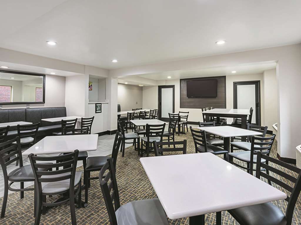 La Quinta Inn & Suites by Wyndham Minneapolis Northwest - photo 25