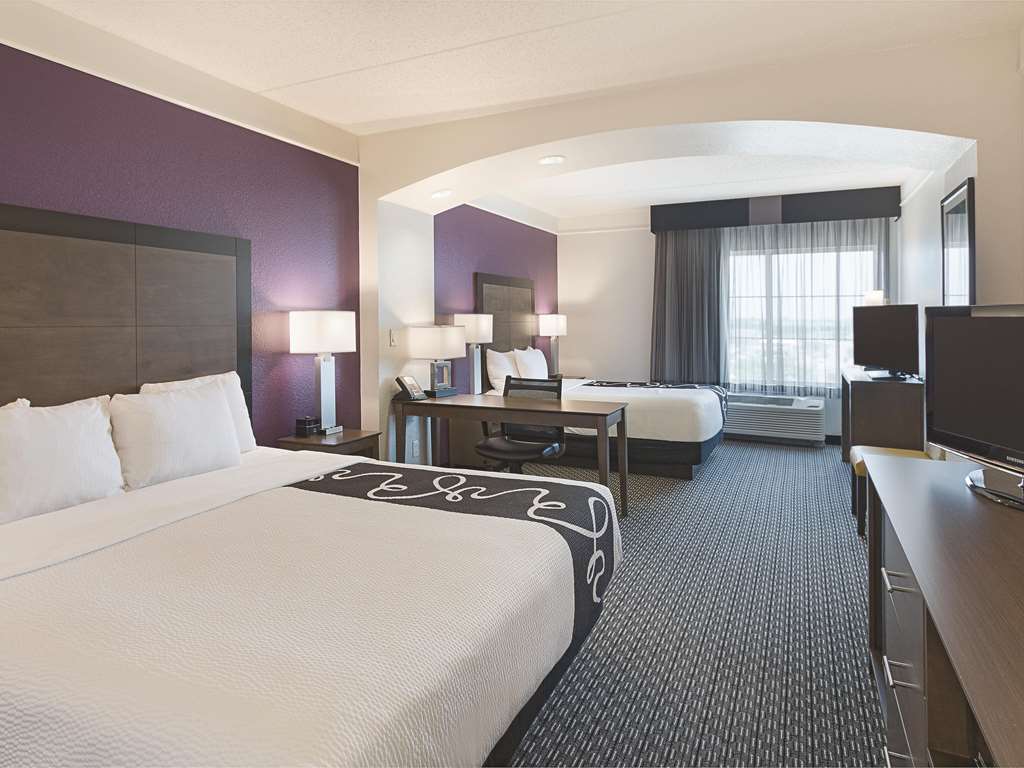 La Quinta Inn & Suites by Wyndham Arlington North 6 Flags Dr - photo 8