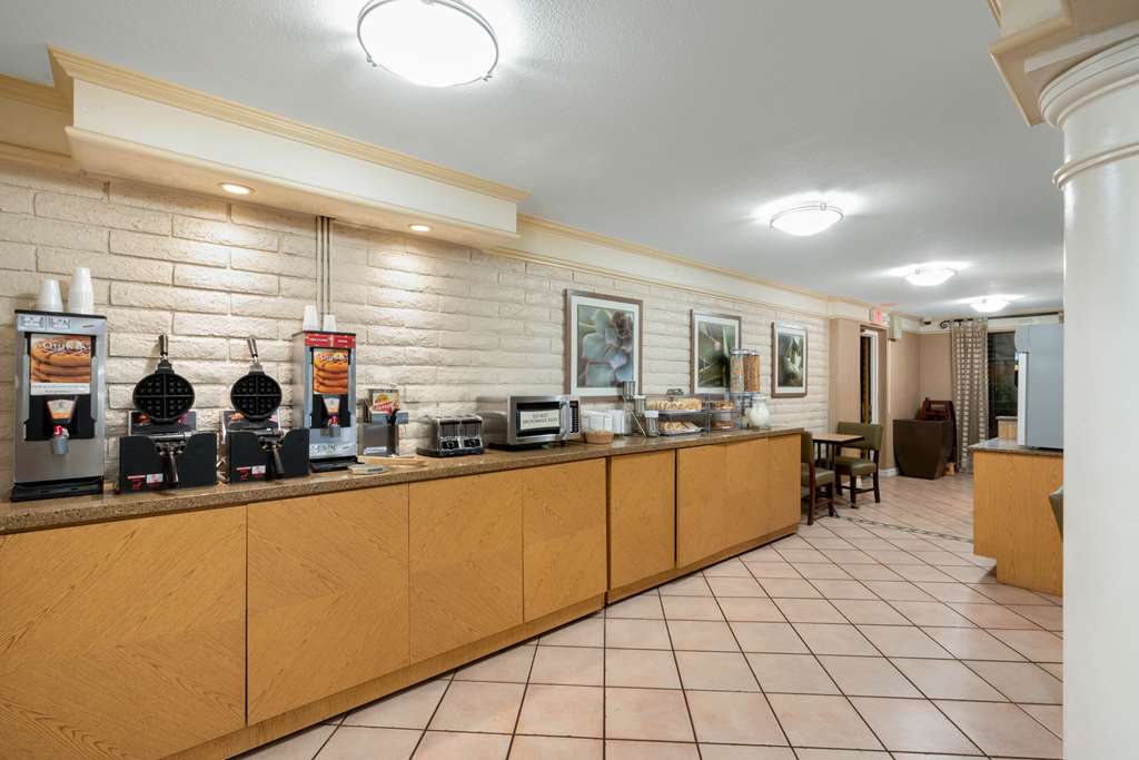 La Quinta Inn by Wyndham Phoenix Sky Harbor Airport - photo 39