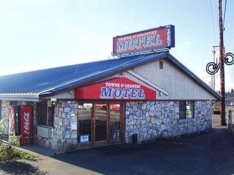 Towne & Country Motel in Newberg, United States