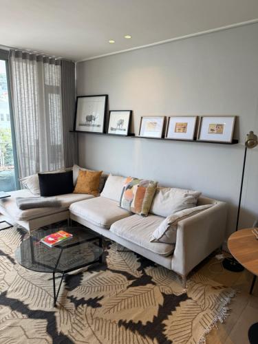 Greenpoint Hideaway Pool Balcony Luxury Living