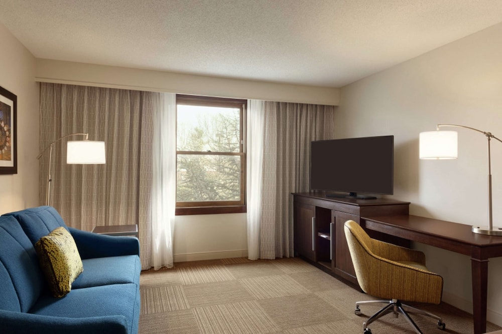Hampton Inn & Suites Springdale - photo 11