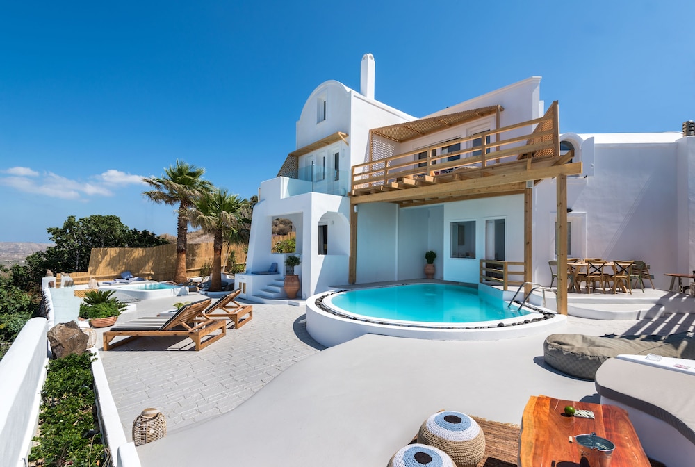 Summer Lovers Villa — 4-Star Luxury Hotel in Fira, Greece