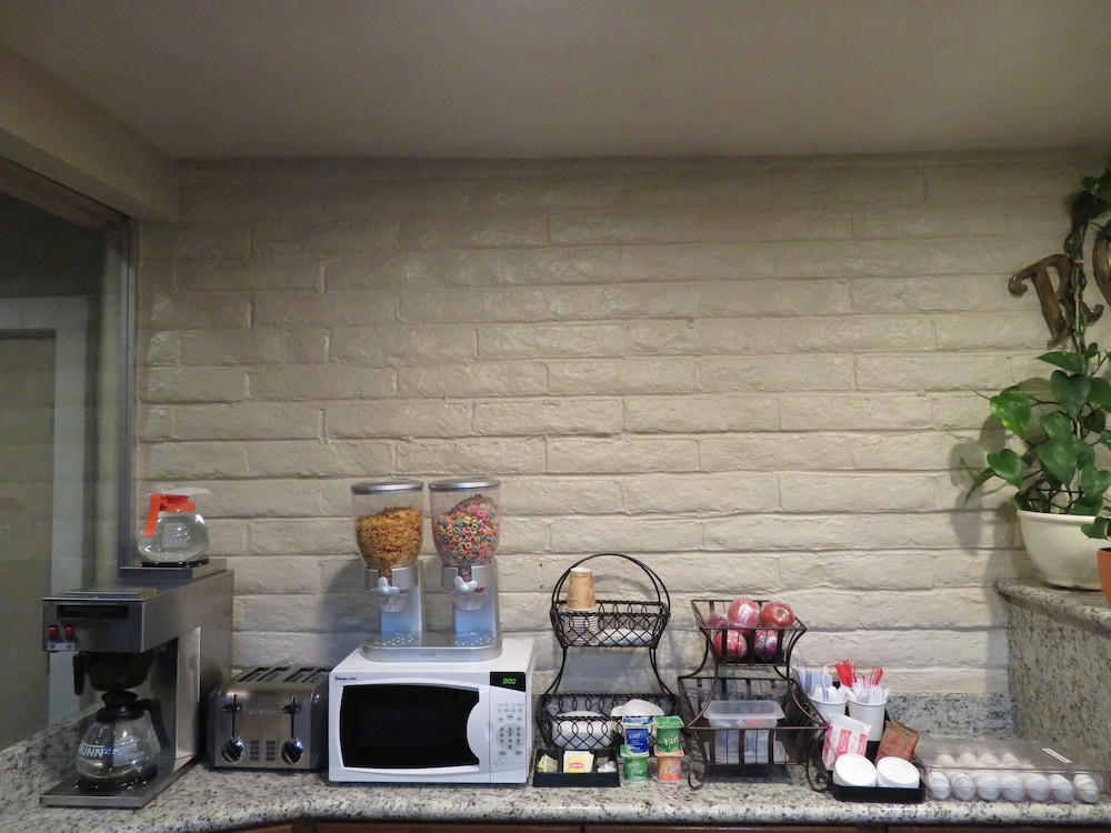 Royal Crest Motel - photo 25
