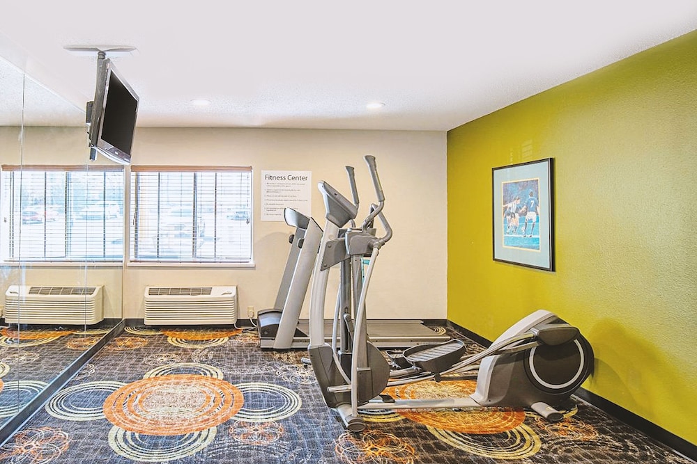 Norwood Inn & Suites Milwaukee - photo 29