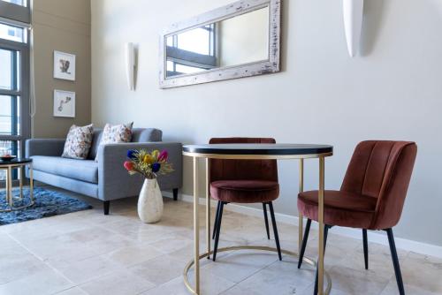Stylish De Waterkant Loft with Pool Parking and Table Mtn Views
