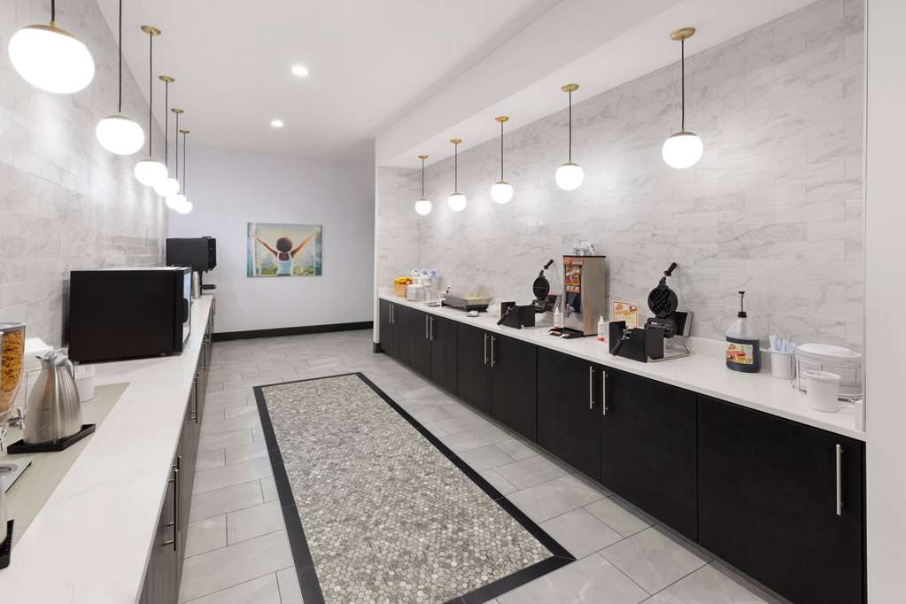 La Quinta Inn & Suites by Wyndham Austin Parmer Tech Ridge - photo 28