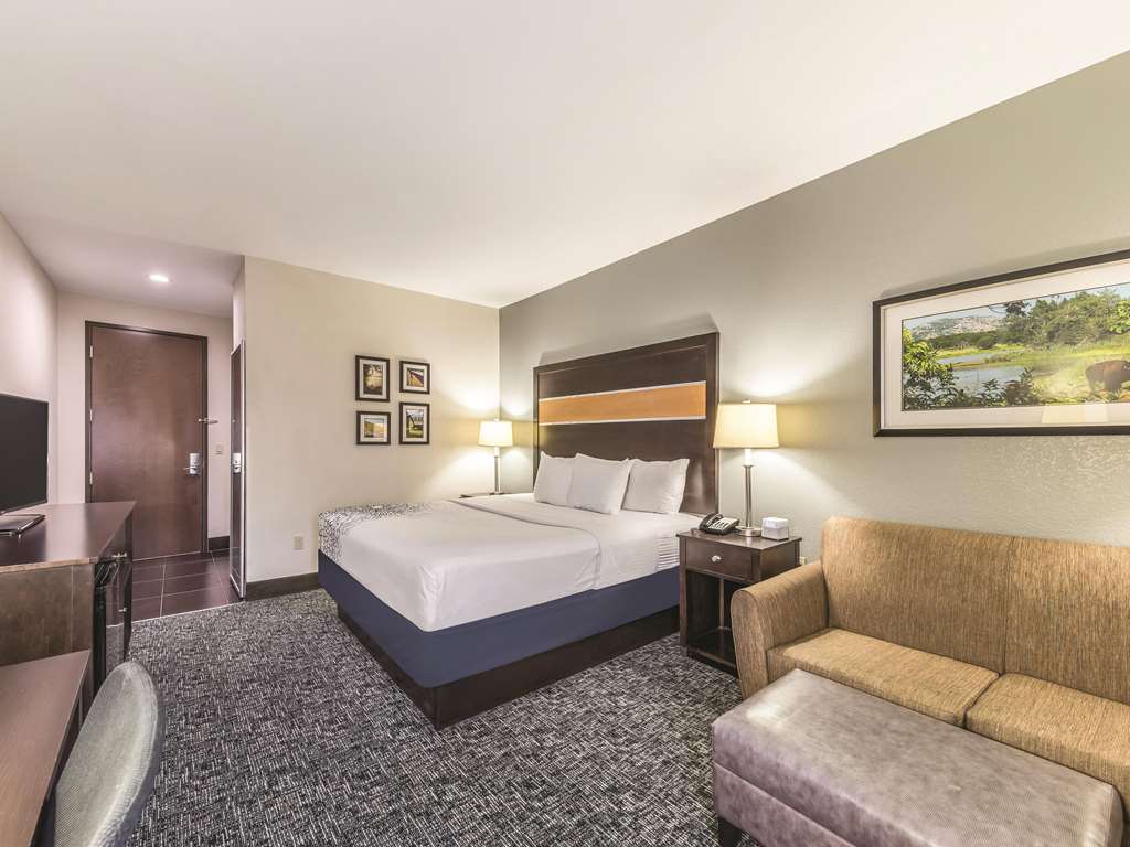 La Quinta Inn & Suites by Wyndham Tulsa Catoosa Route 66 - photo 29