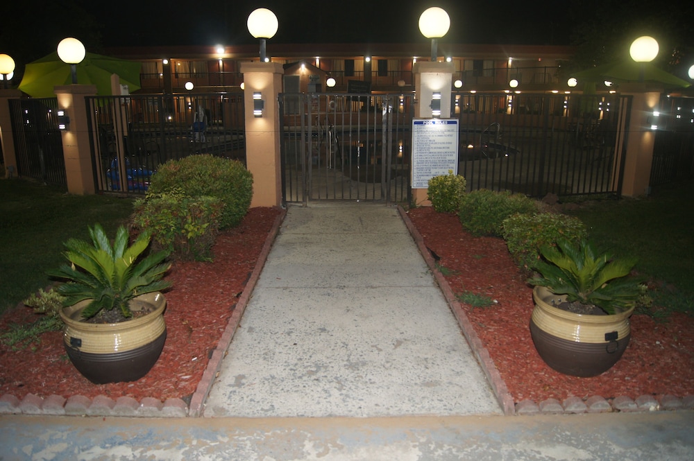 Days Inn by Wyndham Durham Near Duke University - photo 52