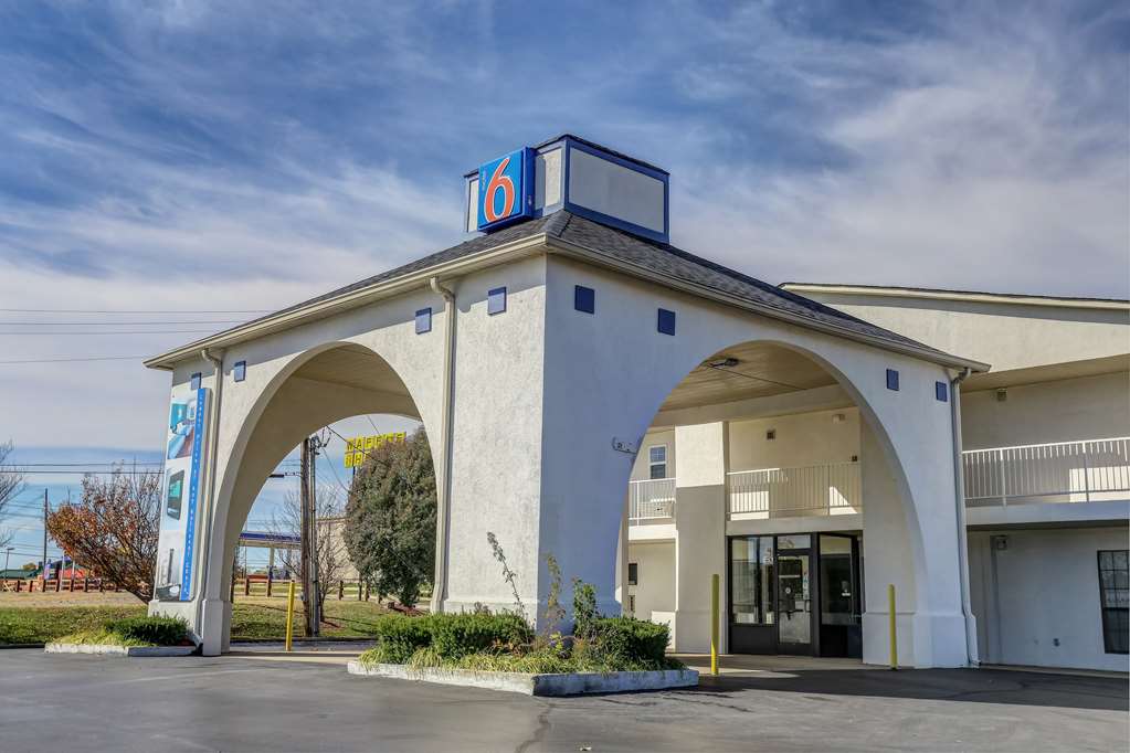 Motel 6 Dickson TN - featured photo